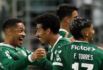 Com hat-trick de Vitor Roque, Palmeiras atropela o Internacional