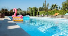 Vídeo: cena inesperada na piscina deixa casal em choque e viraliza