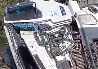 Caminhão carregado com brita cai em riacho após motorista pular do veículo em AL