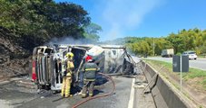 Carreta tomba e pega fogo na BR-381 e motorista morre carbonizado em MG