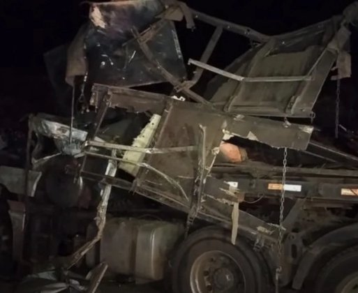 Carreta tomba na ladeira da Barra da Volta e deixa casal gravemente ferido