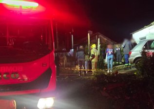 Grávida de 20 anos é encontrada morta do lado de fora de casa incendiada em SC; idoso também morreu