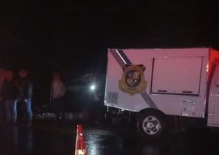 Idoso morre em acidente com batida frontal entre carro e caminhão