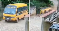 Ônibus escolar despenca de barranco e cai em rio em MG; motorista se feriu