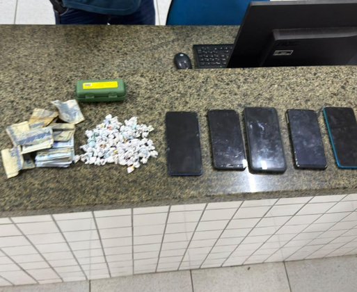 Quatro pessoas são presas e mais de 100 trouxinhas de crack são apreendidas em Parnaíba
