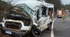 Van com pacientes de Capelinha bate em carreta na MGC-367 e deixa dois mortos