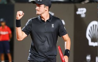 João Fonseca vence Thiago Monteiro em duelo brasileiro pelo Rio Open