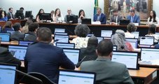Deputados votam redução da maioridade penal em comissão