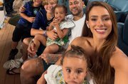 O atacante Neymar Jr. protagonizou um momento especial após a vitória de sua equipe ao se reunir com a influenciadora Bruna Biancardi e os filhos na arquibancada do estádio. O encontro aconteceu logo após o apito final e chamou a atenção dos torcedores presentes. Após deixar o gramado, Neymar seguiu em direção ao setor onde seus familiares acompanhavam a partida. O jogador foi recebido com abraço