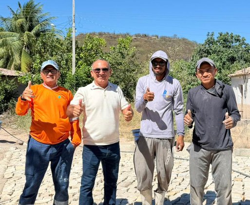 O prefeito Jovelino realizou, nesta segunda-feira (15/06), uma visita às obras de pavimentação em paralelepípedo na localidade Carnaubal, zona rural de Assunção do Piauí. Durante a vistoria, o gestor acompanhou de perto o andamento dos serviços, avaliando a execução da obra que visa melhorar a mobilidade dos moradores e garantir mais segurança para quem trafega pela região. Além de verificar o p