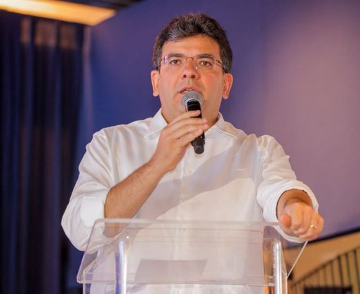 Rafael Fonteles assina contratos do programa que garante o começo de carreira a 500 estudantes do PI