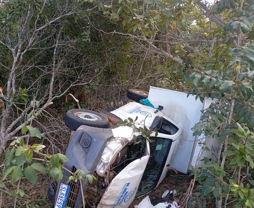 Ambulância tomba na PI-111 entre Piripiri e Barras; sem vítimas no local