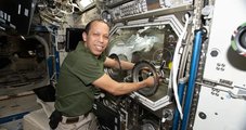 Astronautas da Nasa e Rússia voltam à Terra após 241 dias no espaço