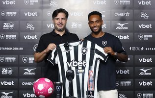 Danilo Pereira é apresentado pelo Botafogo e assume a camisa 9 do time