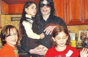 Filhos de Michael Jackson rompem relação em briga judicial pela herança de R$4 bilhões