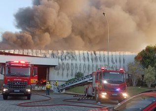 Incêndio destrói fábrica que produz roupas da Colcci em SC