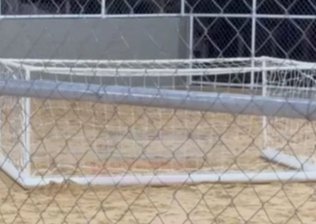 Menino de 10 anos morre ao ser atingido na cabeça por trave de futebol em campo de areia