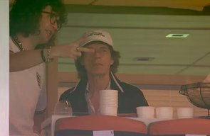 Mick Jagger finalmente quebra a fama de pé-frio e vê a Inglaterra vencer nas quartas da Copa do Mundo