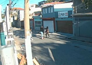 Mulher é agredida com saco de fezes e socos enquanto passeava com cão. Veja vídeo