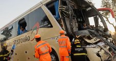 Ônibus de turismo bate na traseira de carreta e deixa 19 feridos na MG-410