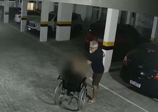 Pai é flagrado agredindo filho cadeirante com socos em condomínio