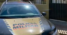 Um homem de 65 anos foi encontrado morto com golpes de machado na manhã da última segunda-feira (27/07), na estrada de Carrapato, zona rural de Leopoldina, em Minas Gerais. Pai e filho são suspeitos do crime. Um deles, de 59 anos, foi preso em flagrante, enquanto o filho, de 26 anos, continua foragido. De acordo com a Polícia Militar, uma testemunha encontrou a vítima caída e acionou os militares
