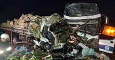 Acidente entre ônibus e caminhão deixa 11 mortos e 12 feridos na BR-116, no RS