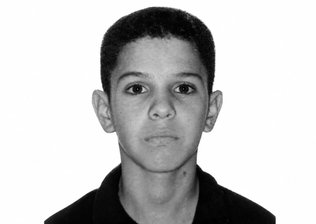 Adolescente de 15 anos é morto a tiros após homens armados invadirem casa