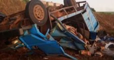 Caminhão carregado com carvão tomba e dois corpos são encontrados após acidente na PR-562