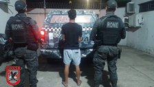 Dupla sem placa foge da Rone, bate em árvore e é detida na zona Leste de Teresina