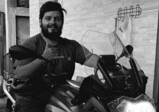 Entregador de 25 anos morre após moto bater em poste quando estava perto de casa