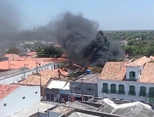 Incêndio de grandes proporções com intensa fumaça cobre o Centro de Parnaíba
