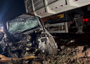 Jovem em S10 morre após invadir pista contrária e bater de frente com caminhão