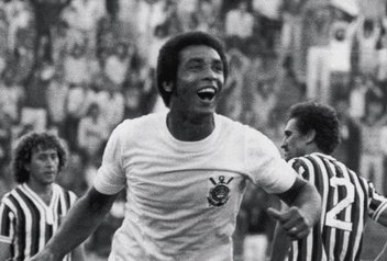 Morre Geraldão, artilheiro do Corinthians no título paulista de 1977