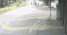 Motorista perde controle, capota várias vezes e bate em poste em Bertioga