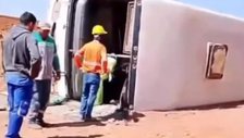 Ônibus tomba na zona rural de Uruçuí e deixa passageiros feridos