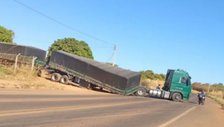 Semirreboque se desprende de carreta e deixa trânsito parcialmente interrompido na BR-230 em Oeiras