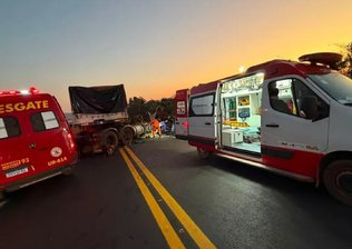 Três pessoas morrem e uma mulher fica ferida em acidente entre carretas na BR-158
