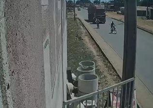 Adolescente morre após ser atropelado por carreta em Águas Lindas de Goiás. Veja vídeo