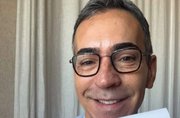 César Tralli surge encantado com presente que ganhou da filha, Manuella