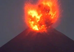 Erupção do vulcão Anak Krakatau fecha 7 aeroportos e afeta 270 mil passageiros na Indonésia