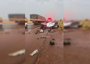 Motorista de 26 anos morre em acidente entre carro e caminhão na GO-210