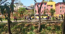 Ônibus escolar bate em poste e duas crianças ficam feridas em BH